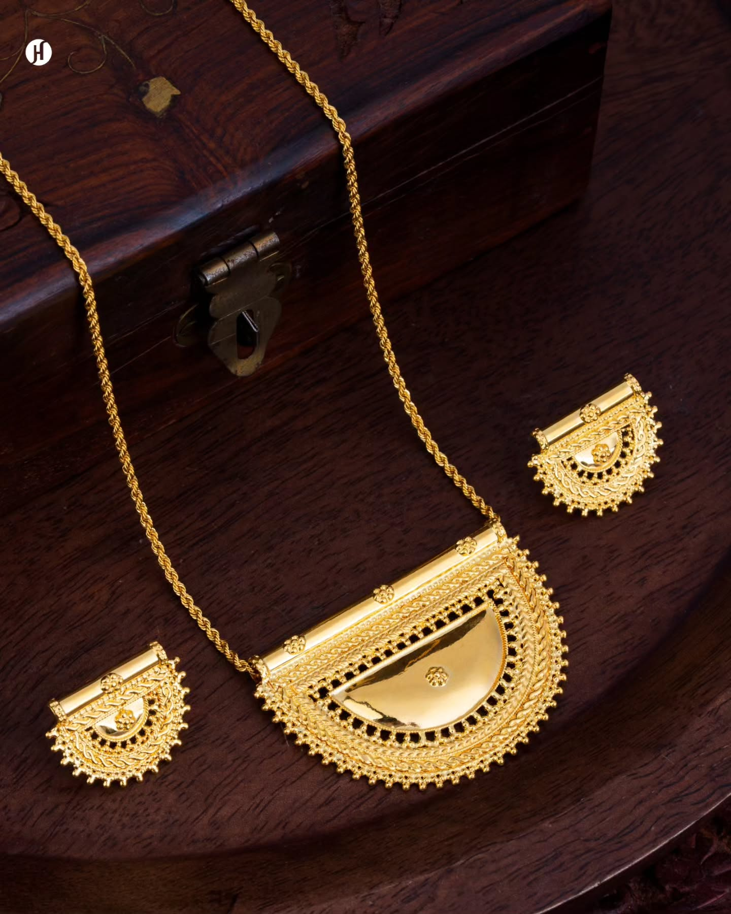 21-Karat Yellow Gold Bahraini Half Moon Pendant Necklace Set | Jewellery For Emirati Women for Eid.
طقم قلادة من الذهب الأصفر عيار 21 قيراط بتصميم الهلال البحريني | مجوهرات للنساء الإماراتيات لعيد الفطر.