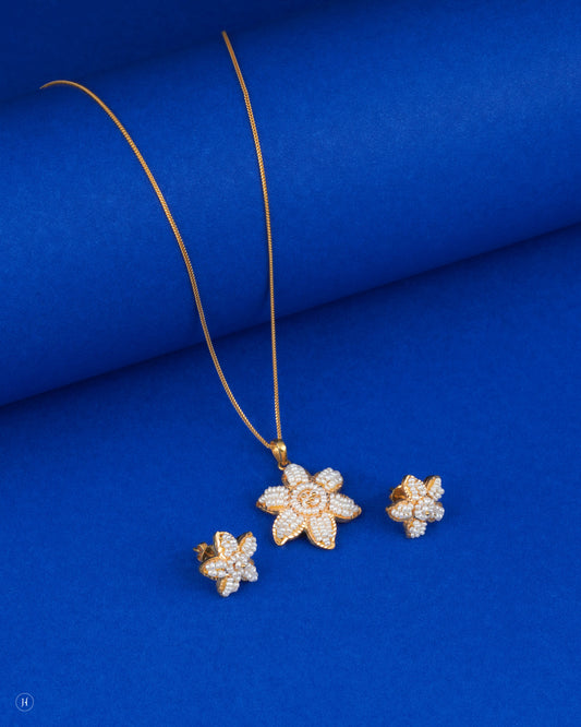 21-Karat Yellow Gold Bahraini Star Necklace Set with Freshwater Pearls | Elegant jewellery for khaleeji arab ladies.

قلادة نجمة بحرينية من الذهب الأصفر عيار 21 قيراطًا مرصعة بلؤلؤ المياه العذبة | مجوهرات أنيقة للسيدات الخليجيات