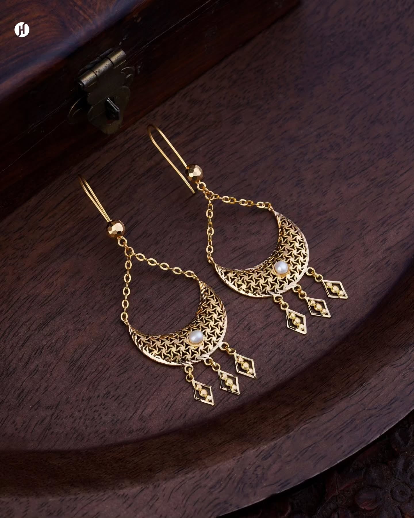 21-Karat Yellow Gold Emirati Crescent Moon Tassel Drop Earrings| Bridal Jewellery For Emirati Ladies.
أقراط متدلية على شكل هلال من الذهب الأصفر عيار 21 قيراطاً على الطراز الإماراتي | مجوهرات زفاف للسيدات الإماراتيات.