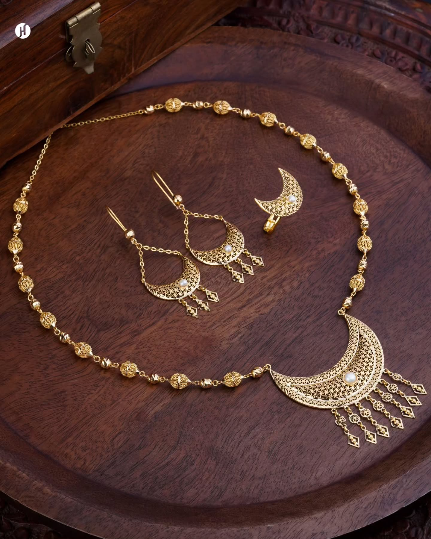 21-Karat Yellow Gold Emirati Crescent Moon Tassel Necklace Set | Bridal Jewellery For Emirati Women.
طقم عقد هلالي بشرابة من الذهب الأصفر عيار 21 قيراطاً على الطراز الإماراتي | مجوهرات زفاف للنساء الإماراتيات.