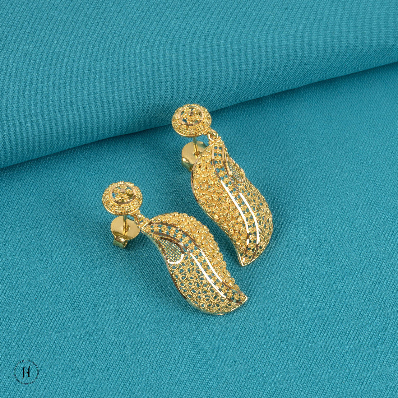 21K Yellow Gold Italian Knot Earrings With Pushback