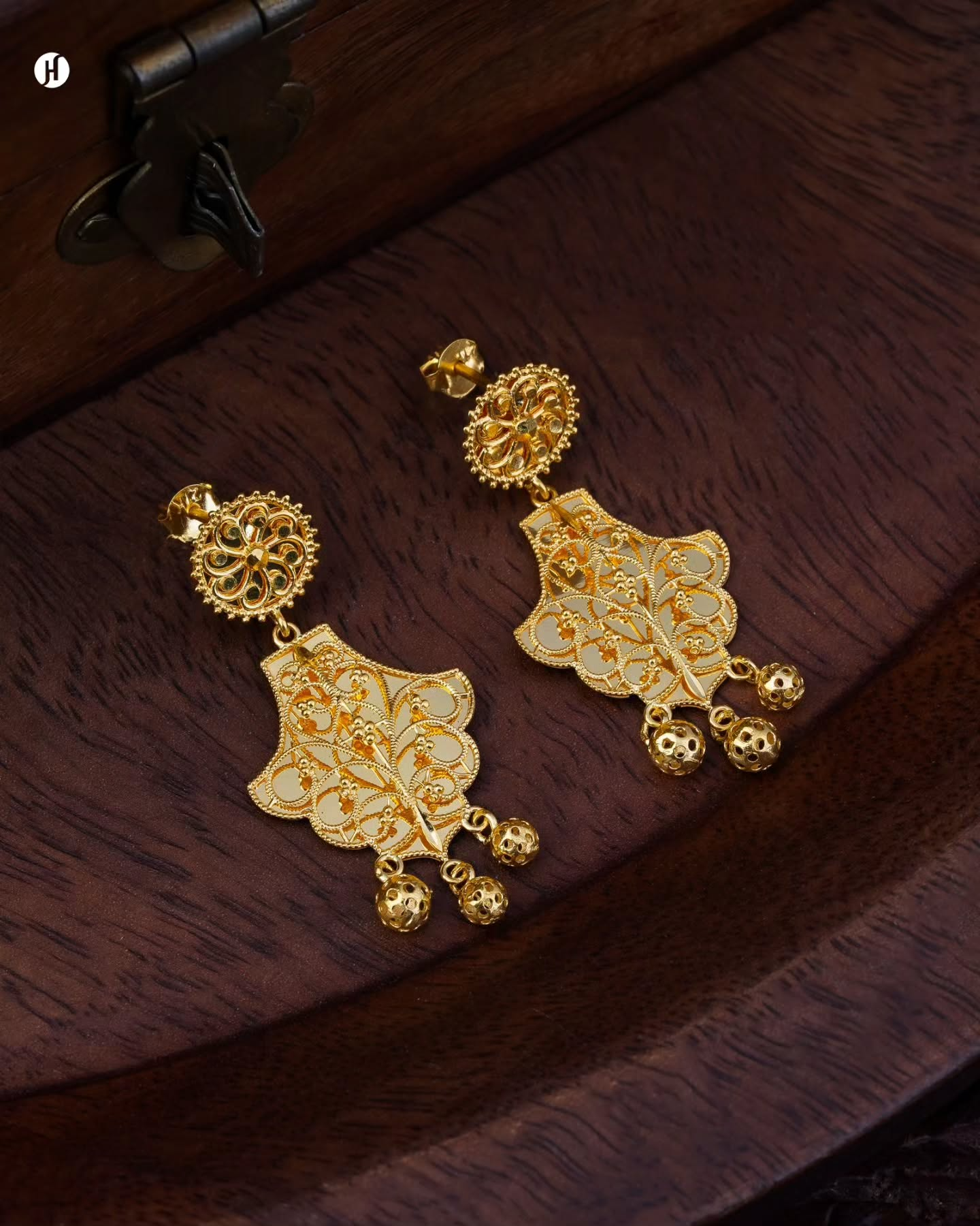 21K Yellow Gold Bahraini Beaded Multi-Strand Bridal Earrings for Emirati Ladies | أقراط زفاف متعددة الخيوط من الذهب الأصفر عيار 21 قيراطاً بتصميم بحريني مطرز بالخرز، مناسبة للسيدات الإماراتيات
