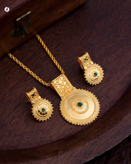 21K Yellow Gold Bahraini Circular Pendant Necklace Set with Emerald for Emirati Women in UAE.
طقم قلادة دائرية بحرينية من الذهب الأصفر عيار 21 قيراطًا مرصعة بالزمرد للنساء الإماراتيات في الإمارات العربية المتحدة.