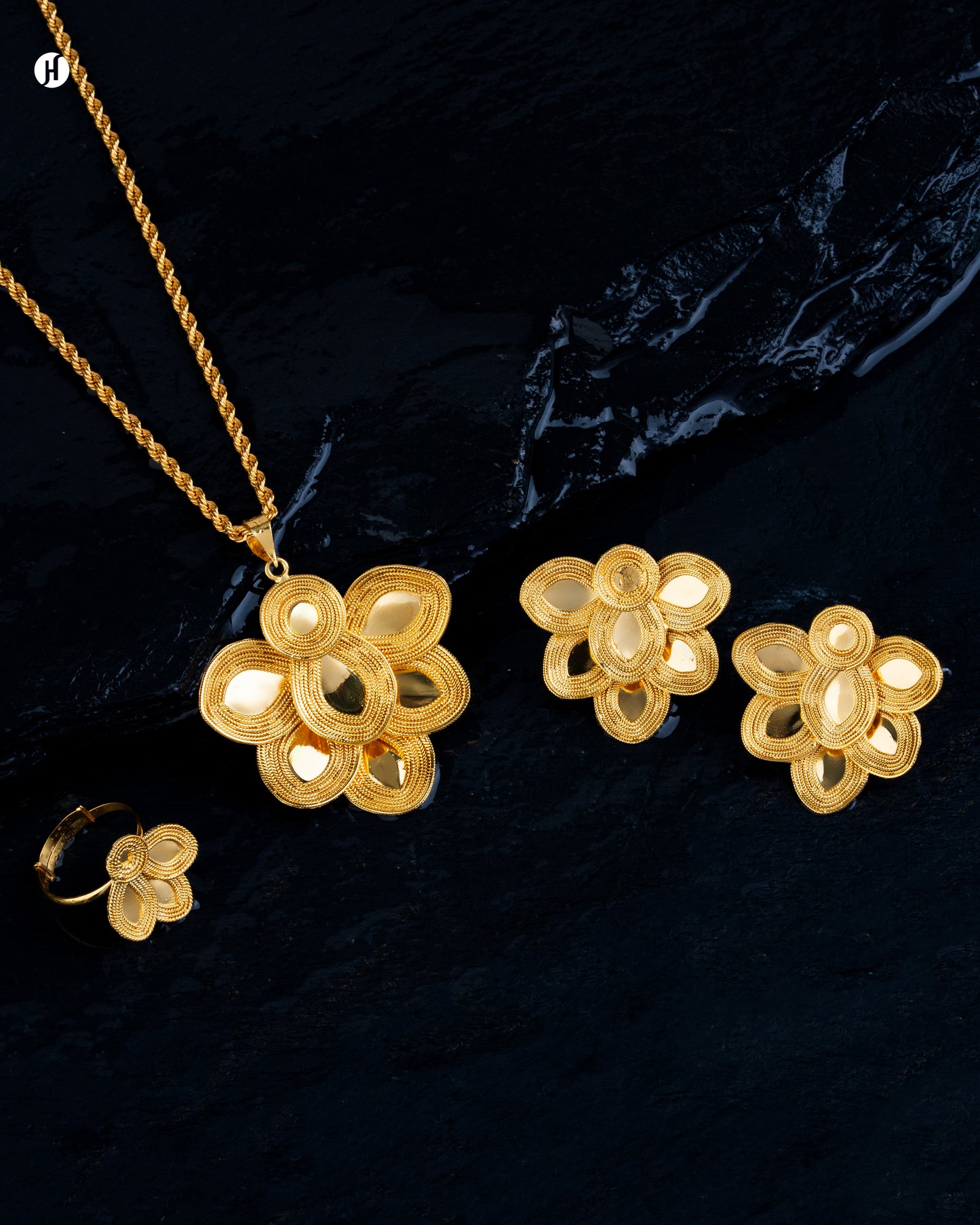 21K Yellow Gold Bahraini Classic Arabian Floral Pendant Set