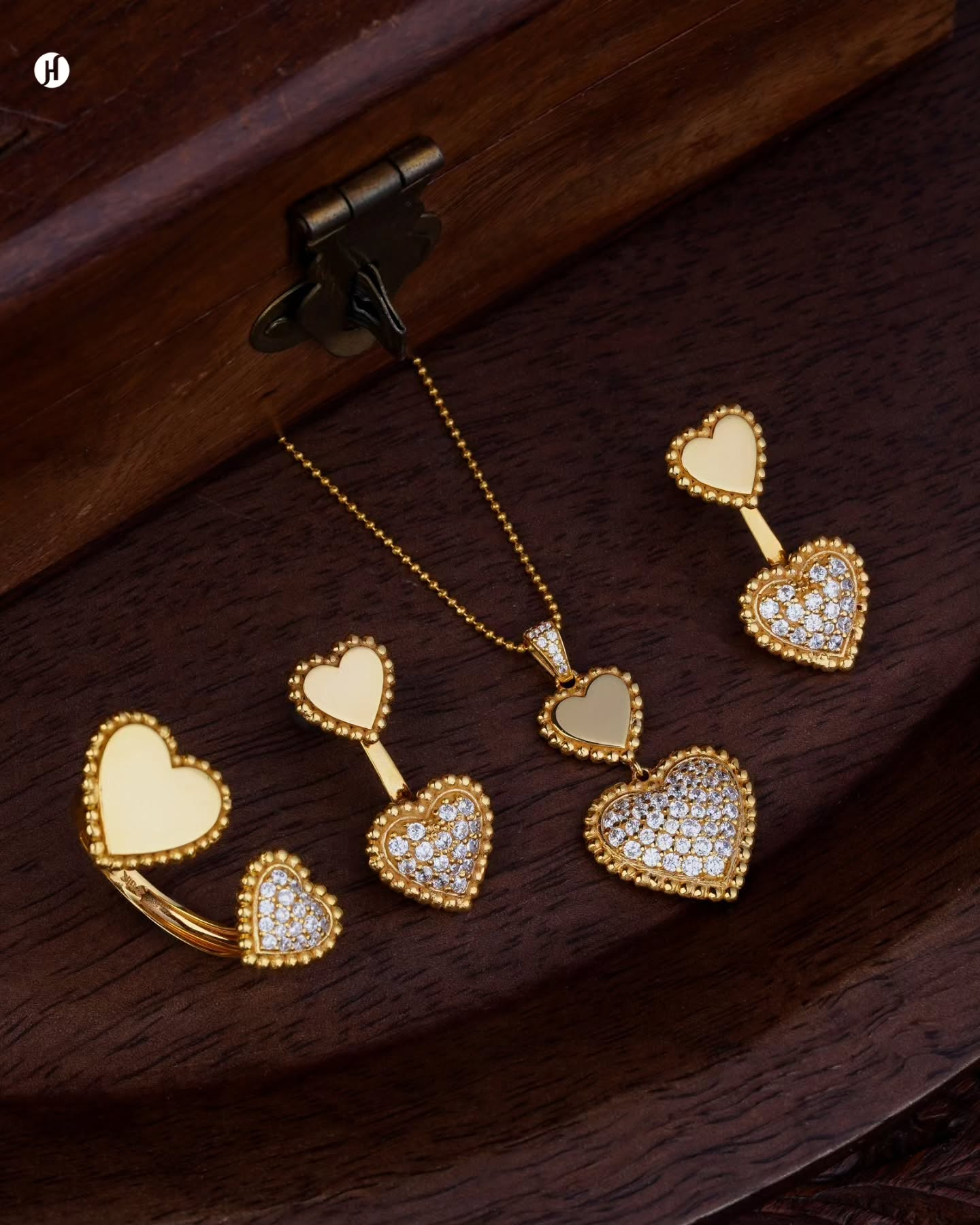 21Karat Yellow Gold Bahraini Dual Heart Pendant Necklace Set | Lightweight Jewellery Gift for Her. طقم قلادة من الذهب الأصفر عيار 21 قيراط بتصميم قلب مزدوج بحريني | هدية مجوهرات خفيفة الوزن لها.
