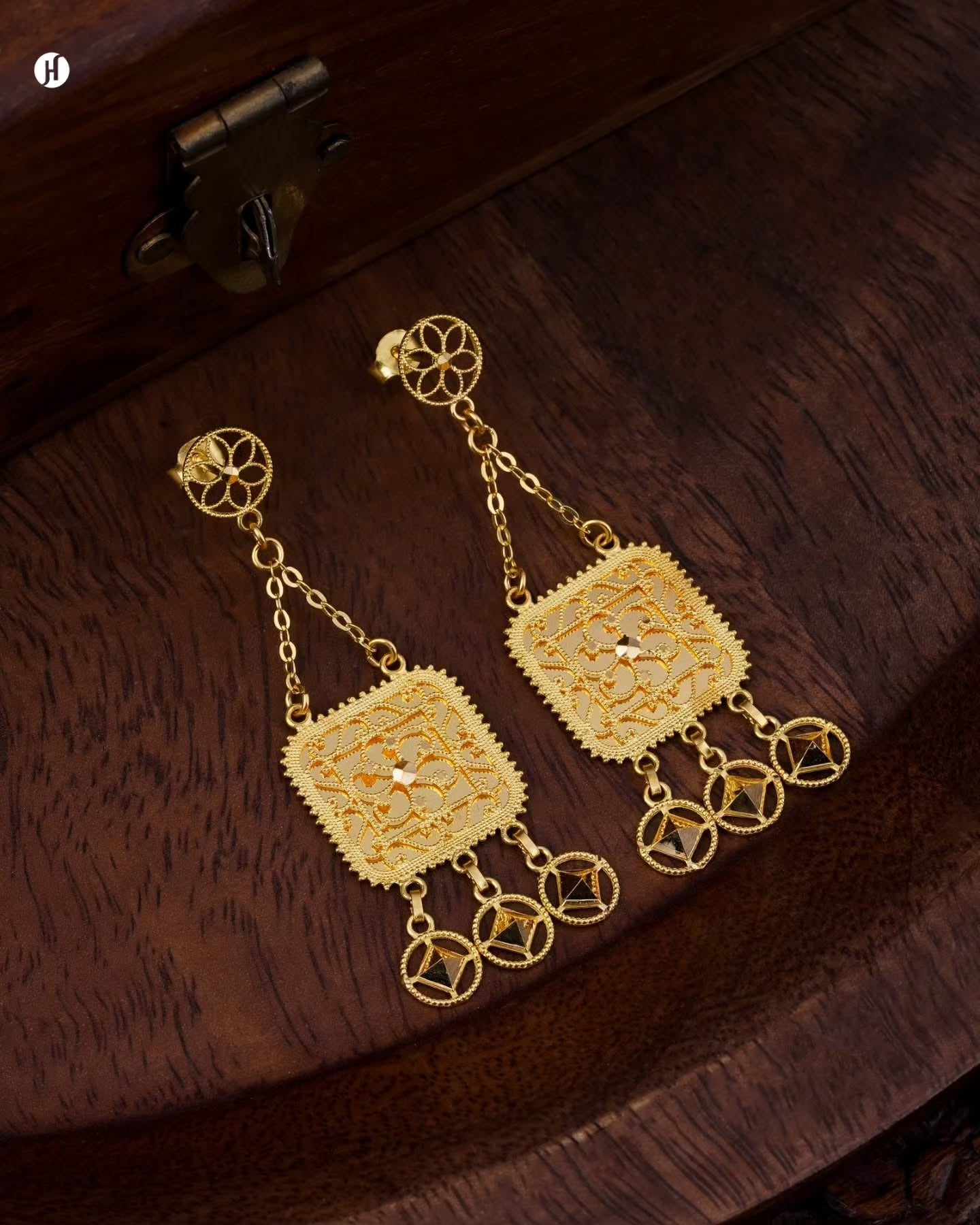 21K Yellow Gold Bahraini Filigree Square Earrings | Bridal Jewellery for Emirati Women.