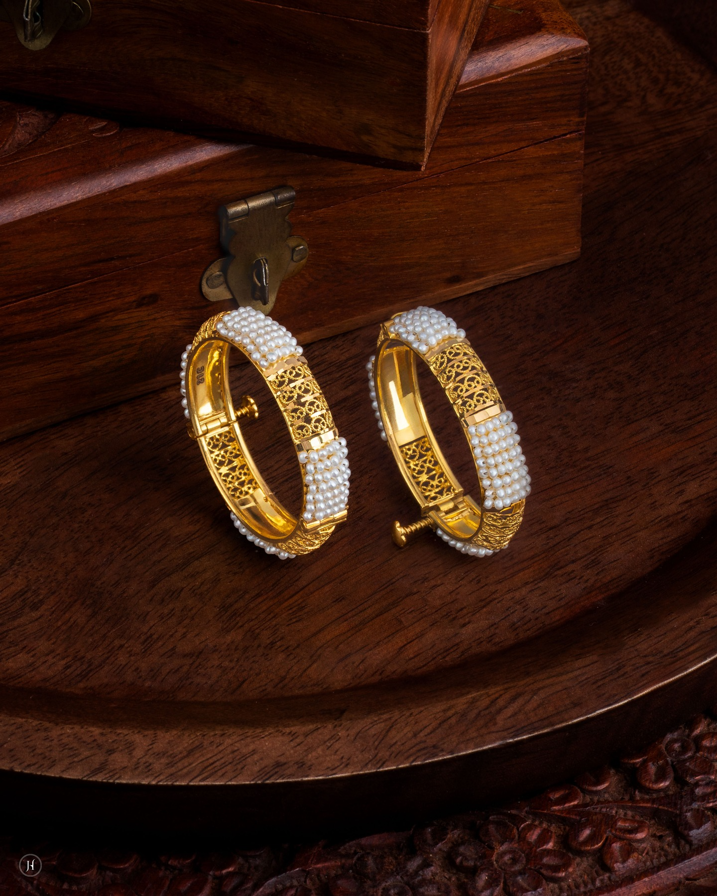 21K Yellow Gold Bahraini Floral Pearl Baby Bangles | تسوقي سوارًا أنيقًا للأطفال من الذهب الأصفر عيار 21 قيراطًا مرصعًا باللؤلؤ البحريني الزهري ولآلئ المياه العذبة. هدية مثالية للمواليد الجدد والاحتفالات في الإمارات العربية المتحدة.
