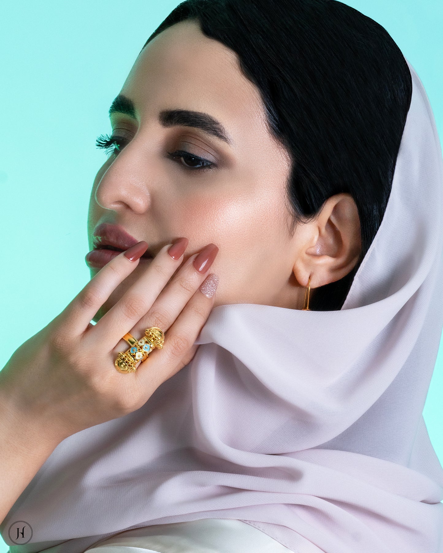 This 21K yellow gold traditional Bahraini long necklace set features a mezuzah-inspired design in mina work, adorned with bead and small flower hangings. The rope-length necklace fastens with a fish-eye clasp and is accompanied by matching drop earrings and a ring.
A traditional Khaleeji jewelry piece, perfect for bridal, wedding, or special occasions. This elegant Arabic design pairs beautifully with abayas.