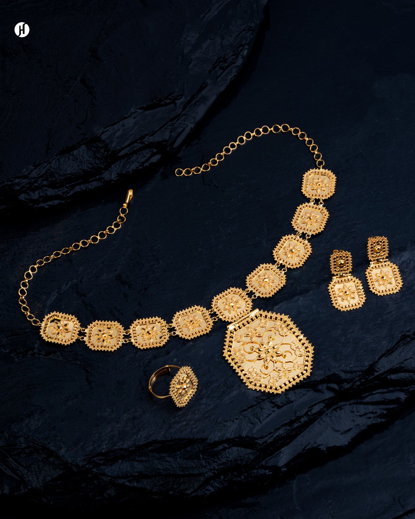 21Karat Yellow Gold Bahraini Octa-Floral Necklace Set | Bridal Jewellery for Women.