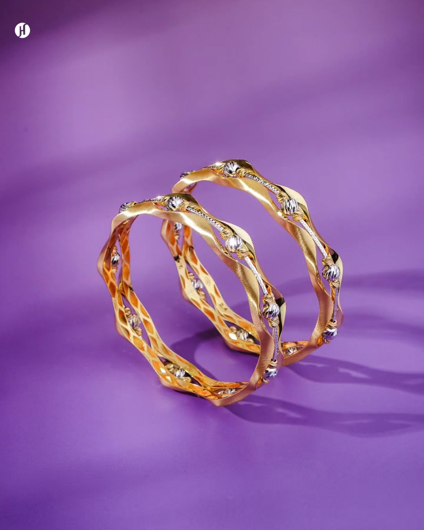 21K Yellow Gold Bahraini Openwork Zig-zag Pattern Bangle | Jewellery For Emirati women.