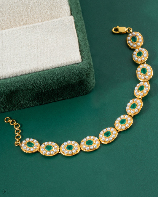 21K Yellow Gold Bahraini Oval Link Bracelet with Emerald and Pearls for ladies in UAE | سوار بحريني بيضاوي من الذهب الأصفر عيار 21 قيراط مع الزمرد واللؤلؤ للسيدات في الإمارات العربية المتحدة