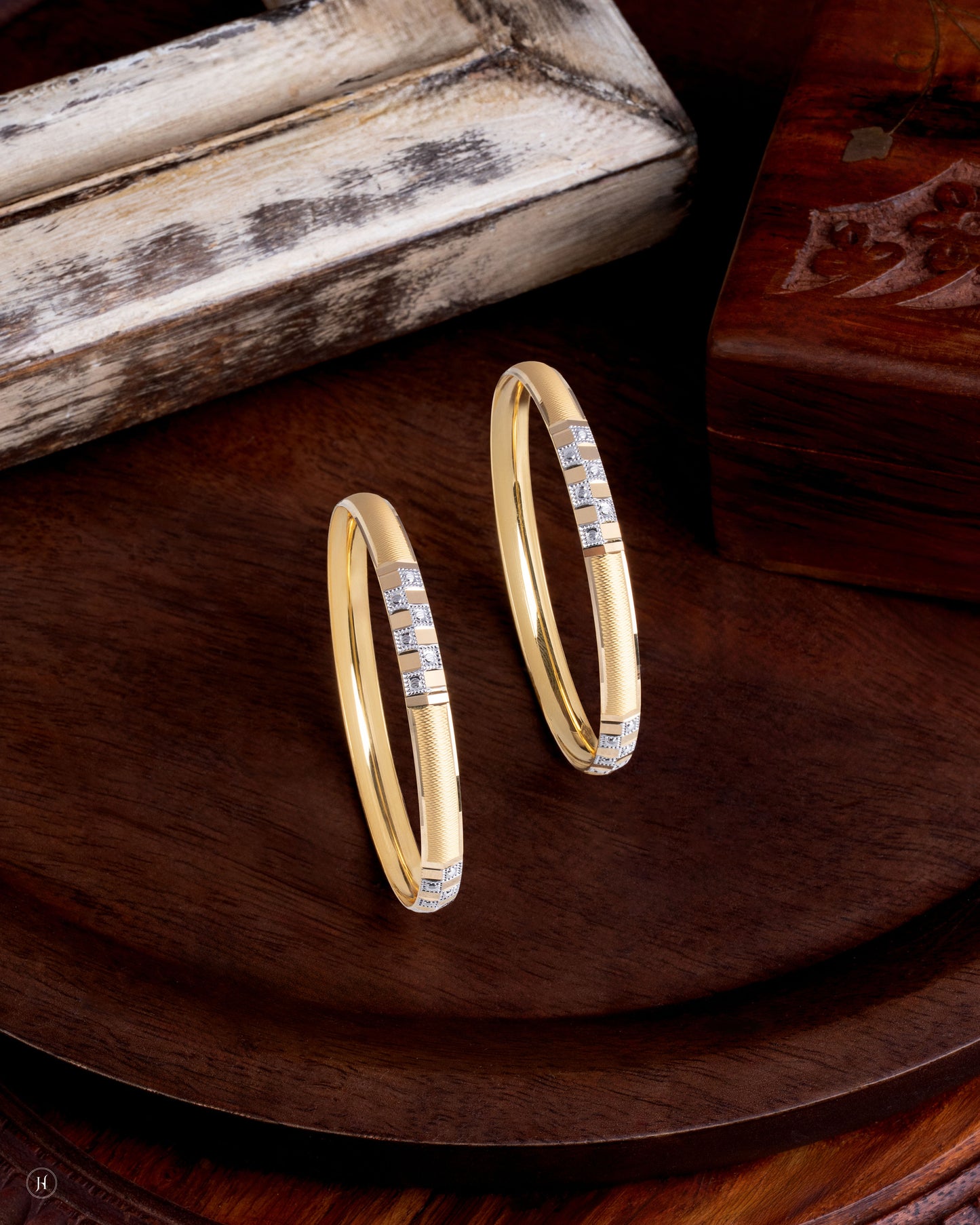 21K Yellow Gold Bahraini Sleek Circular Smooth and Texture Bangles for Emirati Ladies in UAE | أساور دائرية أنيقة من الذهب الأصفر عيار 21 قيراطاً، بتصميم بحريني ناعم وملمس مميز، للسيدات الإماراتيات في الإمارات العربية المتحدة