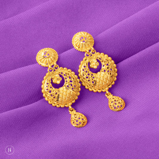 These 21K yellow gold Bahraini double-drop earrings feature a round flower motif with a small pendant drop. The earrings secure with pushback closures.
A classic Arabian piece, perfect for pairing with traditional outfits at weddings, night outs, and traditional events.