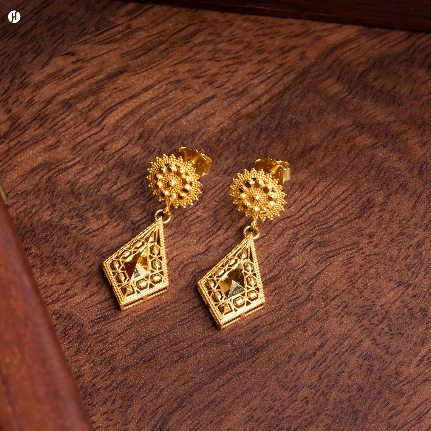 21K Yellow Gold Bahraini Spear-Shaped Pendant Drop Earring Set | Bold Statement Jewellery in UAE