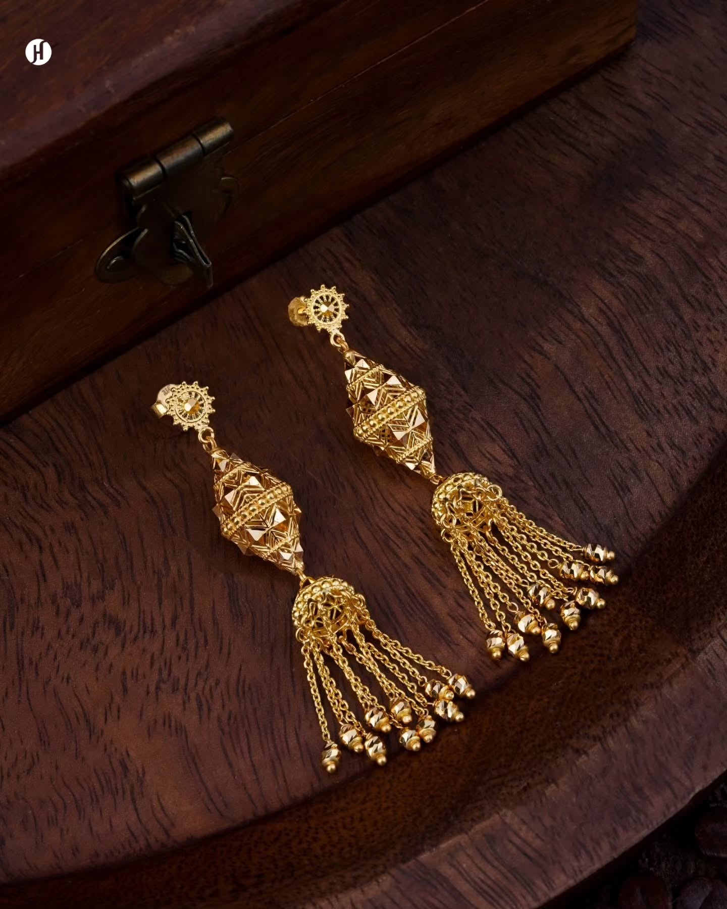 21K Yellow Gold Bahraini Spindle Tassel Earring | Bridal jewelry set crafted for weddings and special occasions, perfect for Khaleeji and Emirati brides.