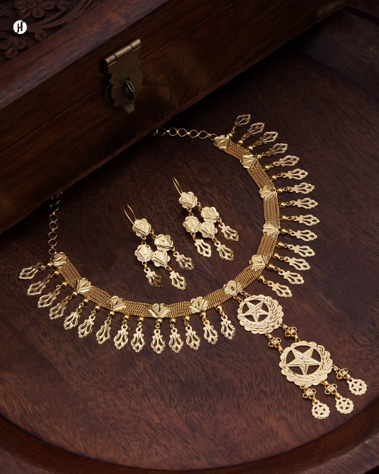21K Yellow Gold Bahraini Star Medallion Fringe Necklace Set | perfect for Eid Al Adha, weddings, parties, and special occasions, making a bold and luxurious statement for Khaleeji and Emirati women. It complements any outfit, including the Abaya.
