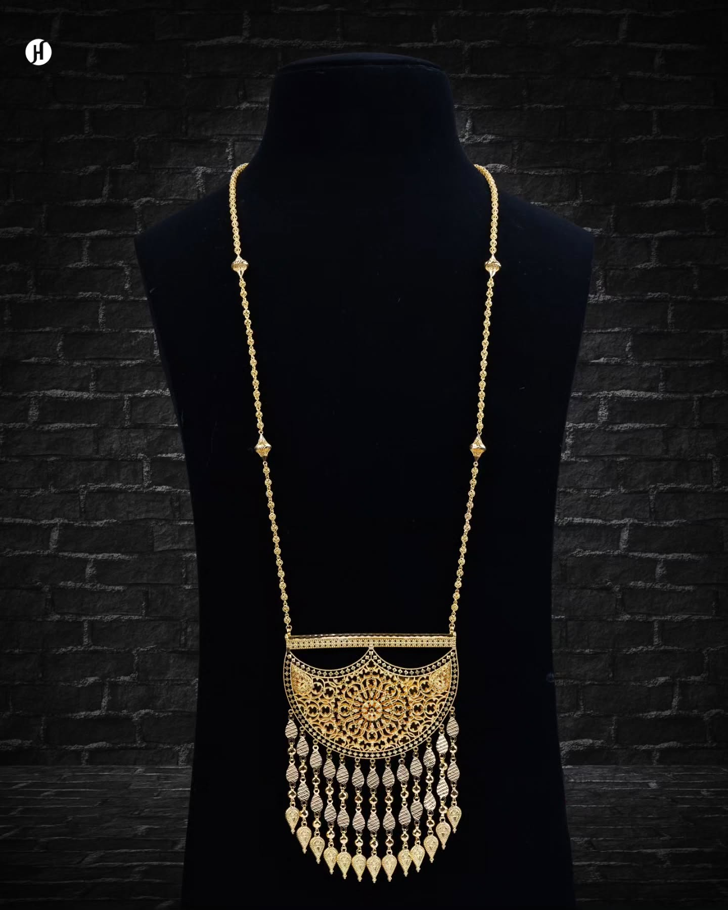 21K Yellow Gold Bahraini Traditional Crescent Waterfall Necklace Set | uxurious statement for Khaleeji and Emirati women. It complements any outfit, including the Abaya.