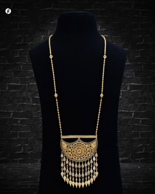 21K Yellow Gold Bahraini Traditional Crescent Waterfall Necklace Set | uxurious statement for Khaleeji and Emirati women. It complements any outfit, including the Abaya.