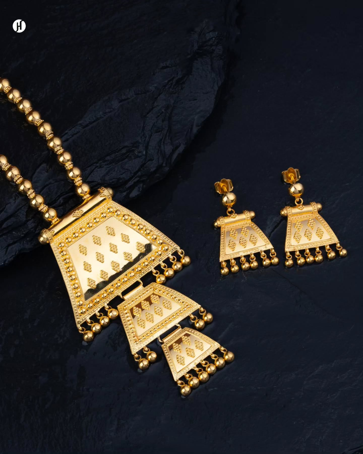 21Karat Yellow Gold Bahraini Triple-Layer Square Pendant Set | Online Jewellery Store for Khaleeji Women - J.H Jewellers.