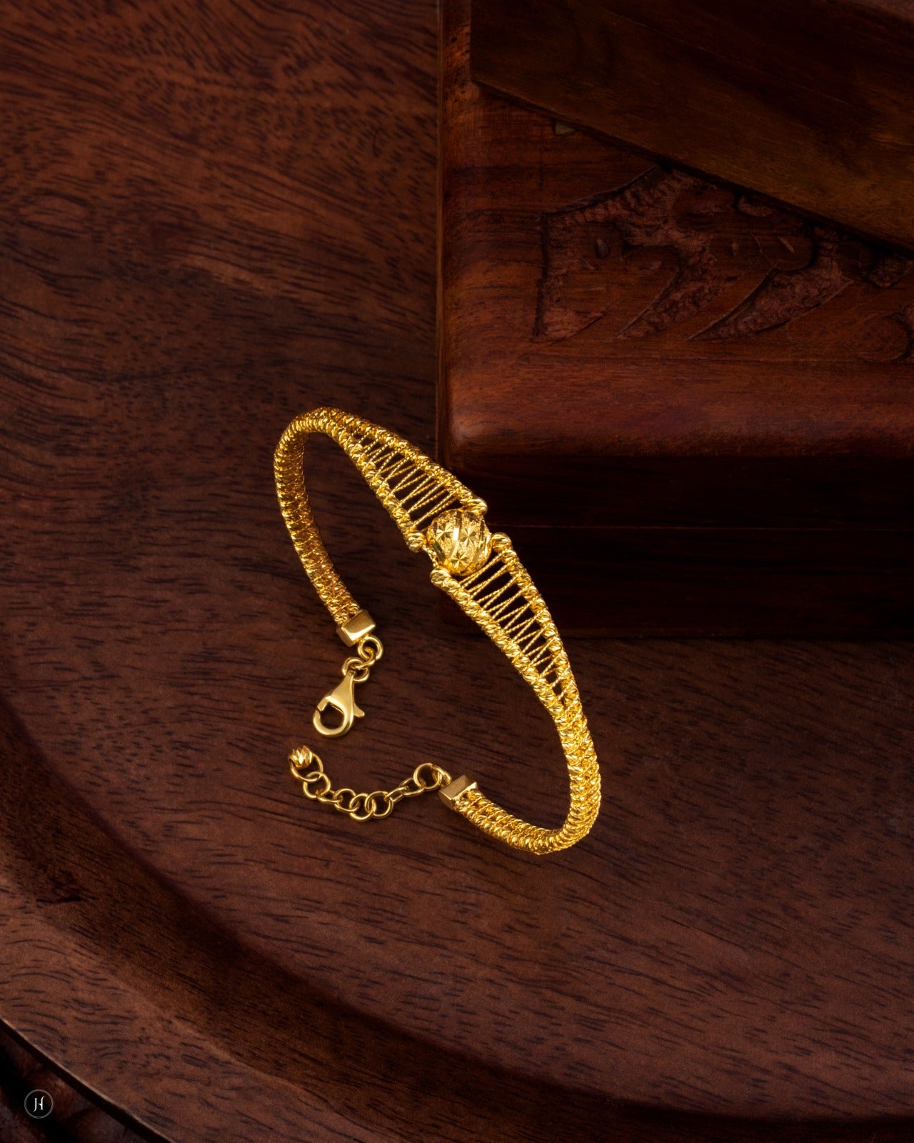 21K Yellow Gold Criss-Cross Center Bracelet Bracelet | Lightweight Jewellery.