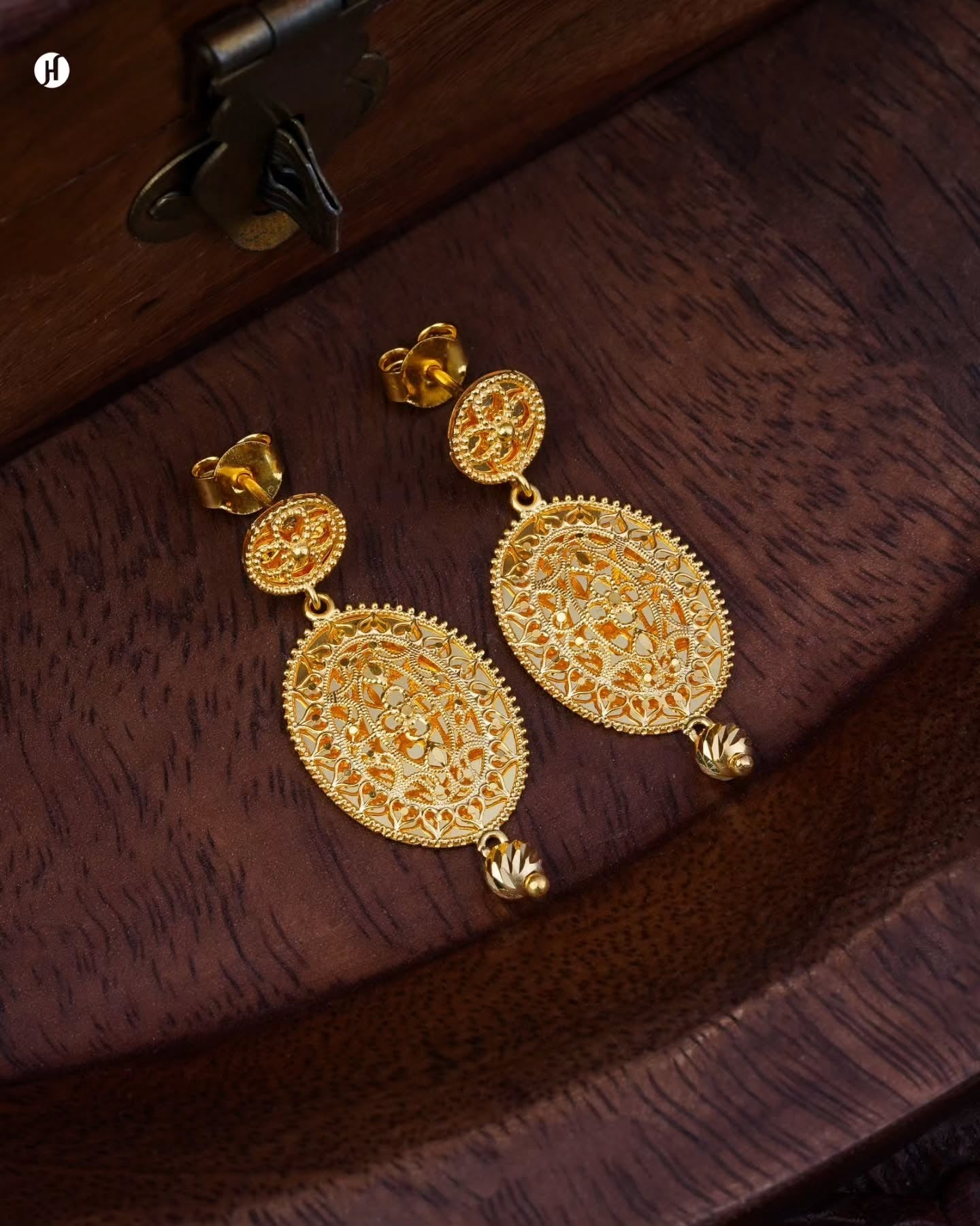 21K Yellow Gold Omani Traditional Oval Earrings | أقراط عمانية تقليدية بيضاوية الشكل مصنوعة من الذهب الأصفر عيار 21 قيراط