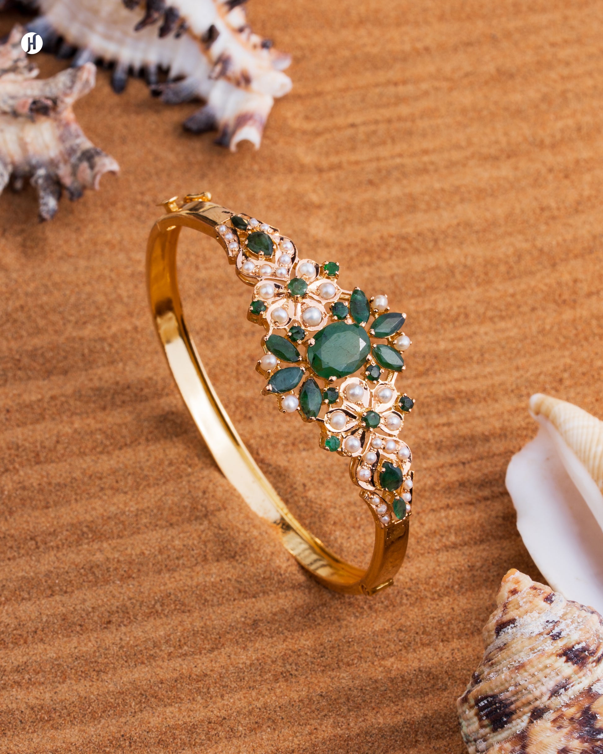 21K Yellow Gold Pakistani Floral Emerald Gemstone Bangle for Ladies | online jewellery store in UAE