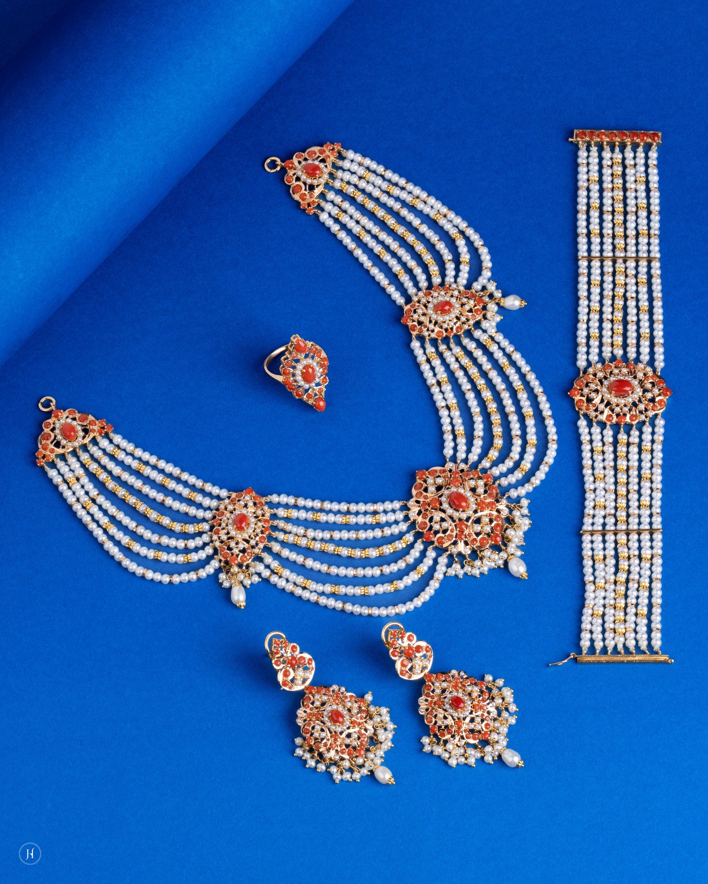 21K Yellow Gold Pakistani Pearl Bridal Gemstone Necklace Set | طقم عقد زفاف من الذهب الأصفر عيار 21 قيراطًا مرصع باللؤلؤ الباكستاني والأحجار الكريمة، مناسب لنساء منطقة الخليج في الإمارات العربية المتحدة.
