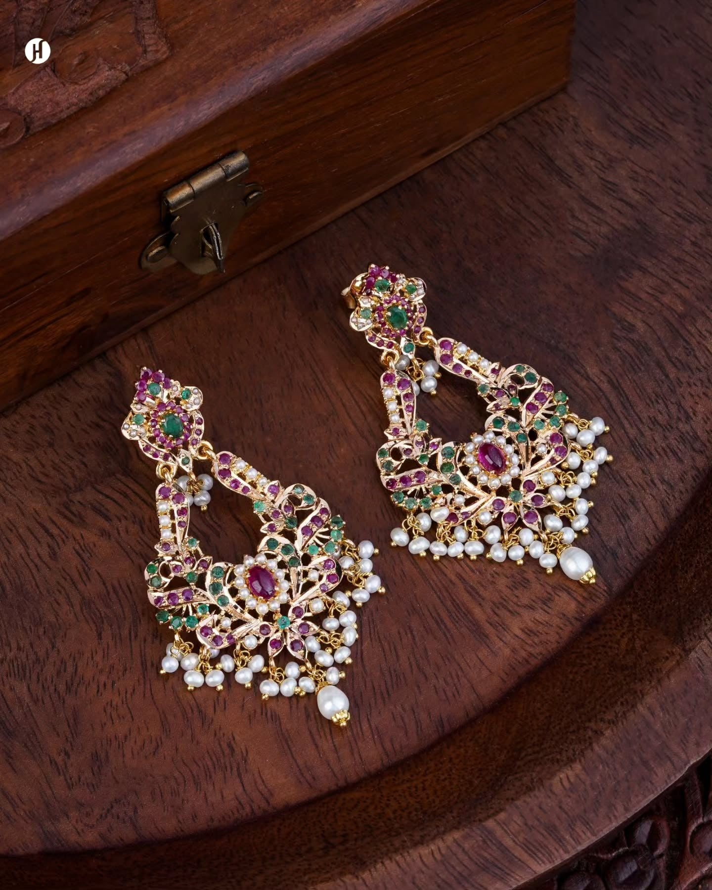 21K Yellow Gold Pakistani Ruby Emerald Floral Chandelier Earrings | Gemstone Bridal Jewellery. أقراط متدلية من الذهب الأصفر عيار 21 قيراطًا مرصعة بالياقوت الباكستاني والزمرد على شكل زهور | مجوهرات زفاف مرصعة بالأحجار الكريمة.