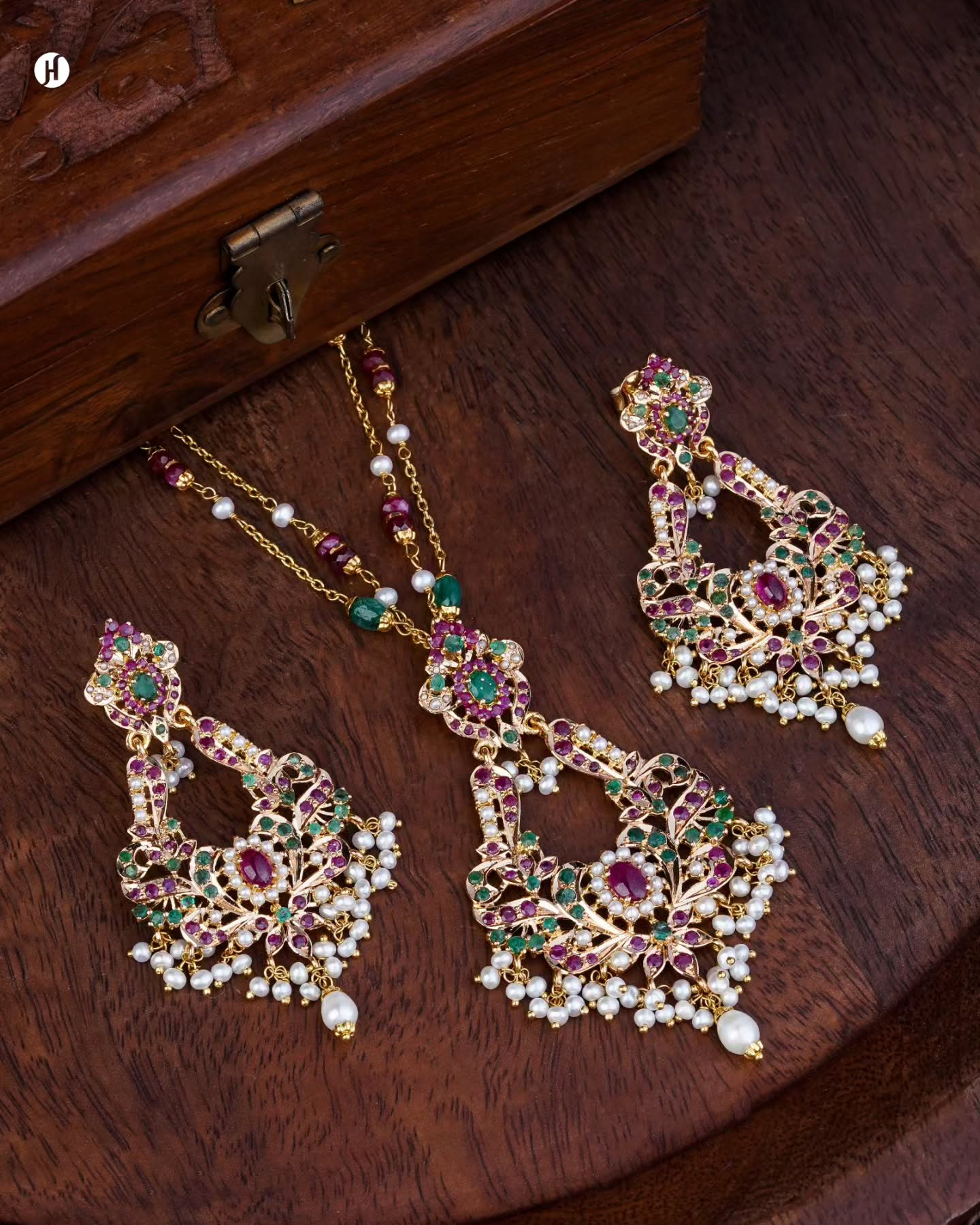 21K Yellow Gold Pakistani Ruby Emerald Floral Chandelier Necklace Set | Gemstone Bridal Jewellery.طقم عقد ثريا زهري مرصع بالياقوت الباكستاني والزمرد والذهب الأصفر عيار 21 قيراطًا | مجوهرات زفاف مرصعة بالأحجار الكريمة.