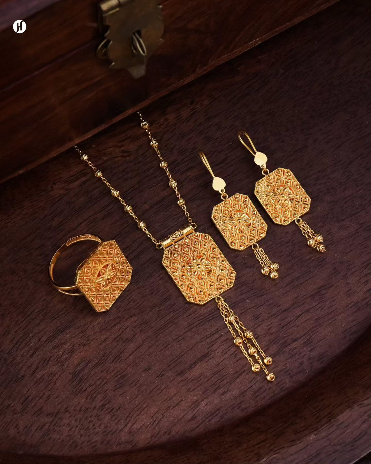 21K yellow gold Arabic octagonal filigree pendant necklace set with matching earrings and ring, loved by Emirati and Khaleeji women, J.H Jewellery, UAE.