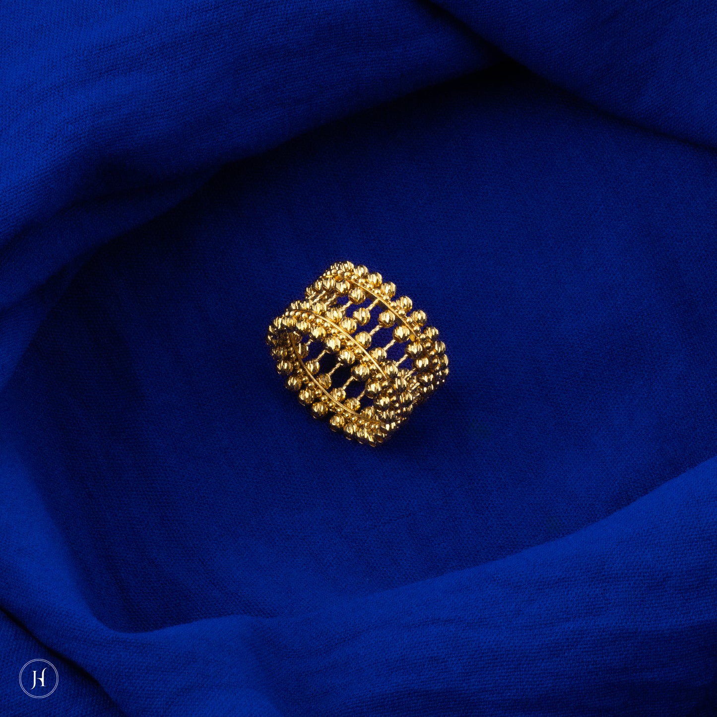 This 21K yellow gold Bahraini bridal choker set features an elegant lattice multi-beaded design adorned with delicate beads. The set includes a matching pair of drop earrings with fish hook closures, a bracelet, and a ring, completing the luxurious ensemble.
