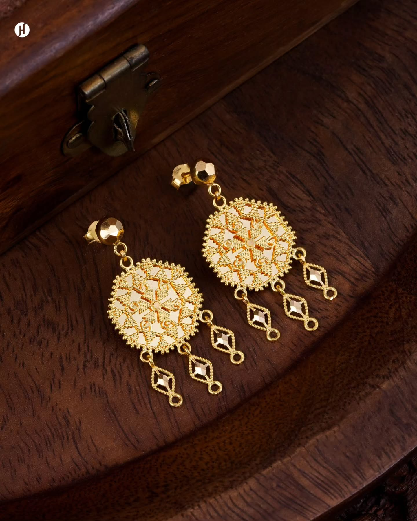 21K yellow gold Bahraini bridal jewellery circular filigree chandelier earrings with scrollwork disc top and cascading faceted diamond-shaped tassel drops for Khaleeji brides.
