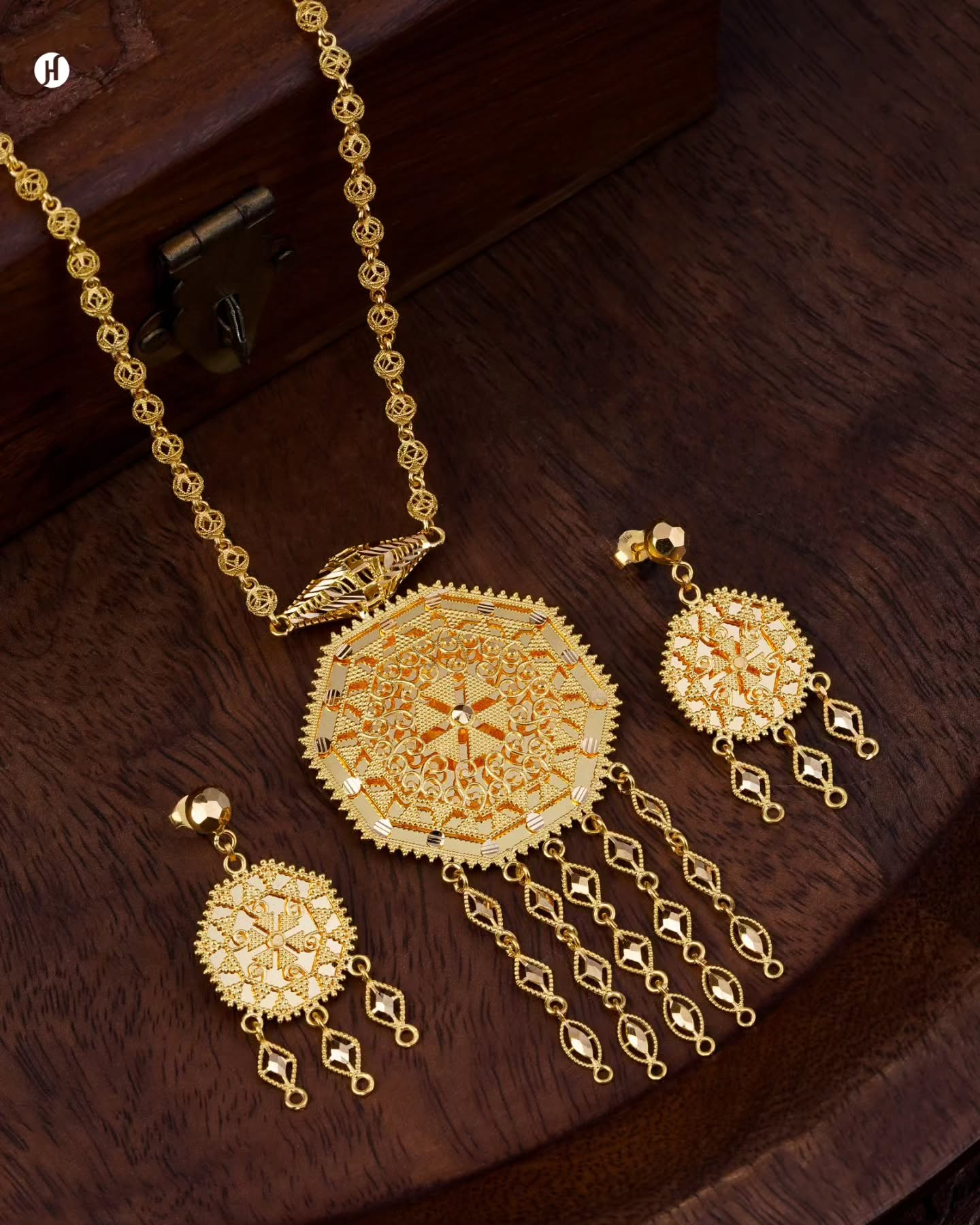 21K yellow gold Bahraini bridal jewellery octagonal medallion necklace set with intricate filigree openwork sphere chain, geometric lattice pendant, cascading diamond-shaped tassel drops, and matching circular stud earrings for Khaleeji brides .
