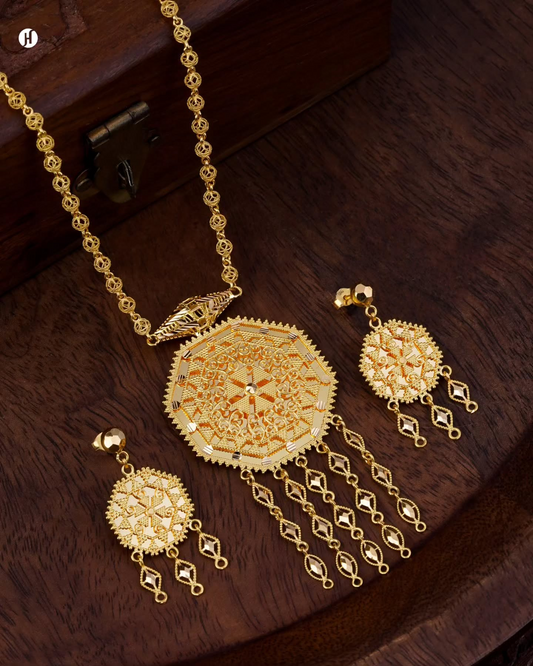 21K yellow gold Bahraini bridal jewellery octagonal medallion necklace set with intricate filigree openwork sphere chain, geometric lattice pendant, cascading diamond-shaped tassel drops, and matching circular stud earrings for Khaleeji brides .