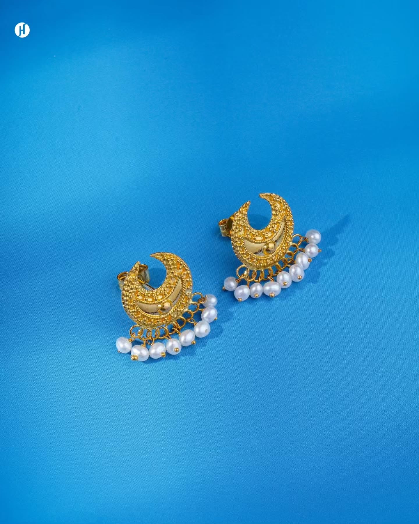 21K yellow gold Bahraini crescent earrings with freshwater pearl — Khaleeji and Emirati women's jewellery, Dubai, UAE.