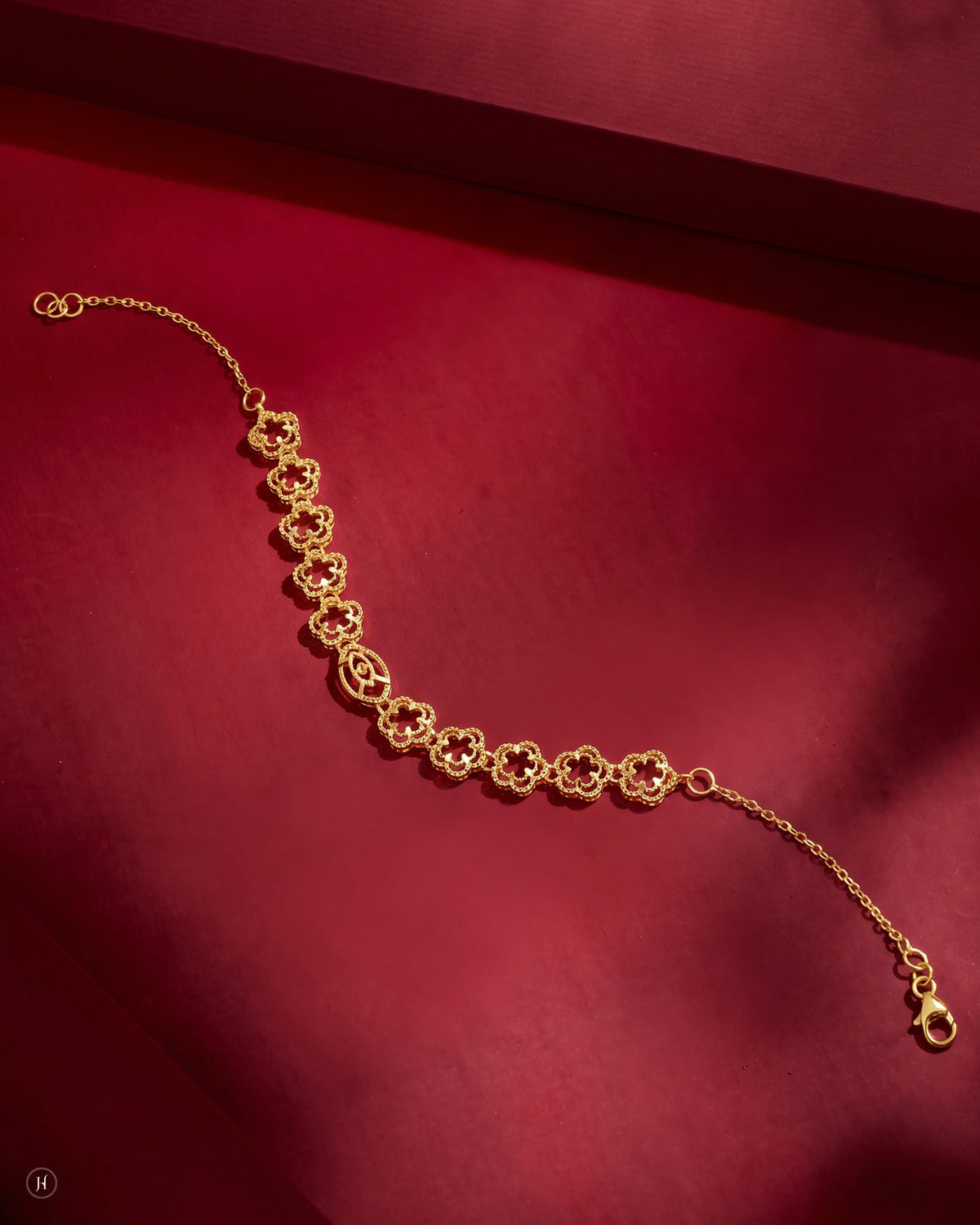 21K yellow gold Bahraini floral lace link bracelet for Khaleeji women in UAE.