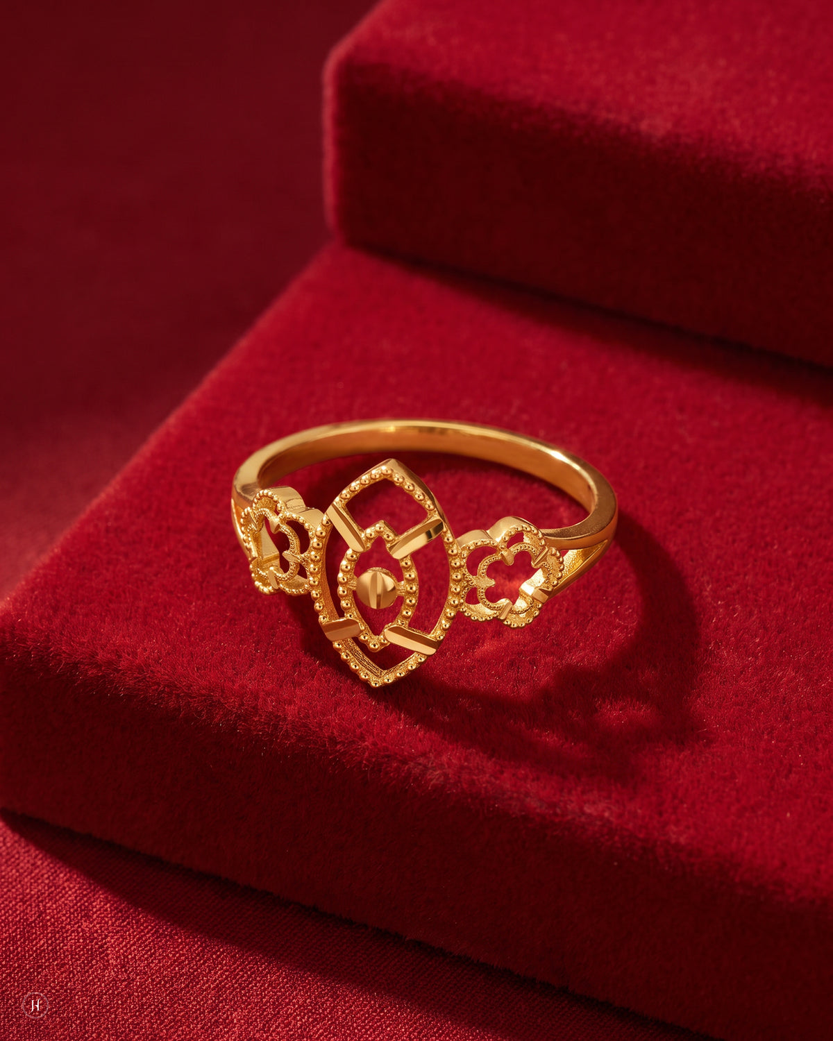 21Karat yellow gold Bahraini floral lace ring for Khaleeji women in UAE.
