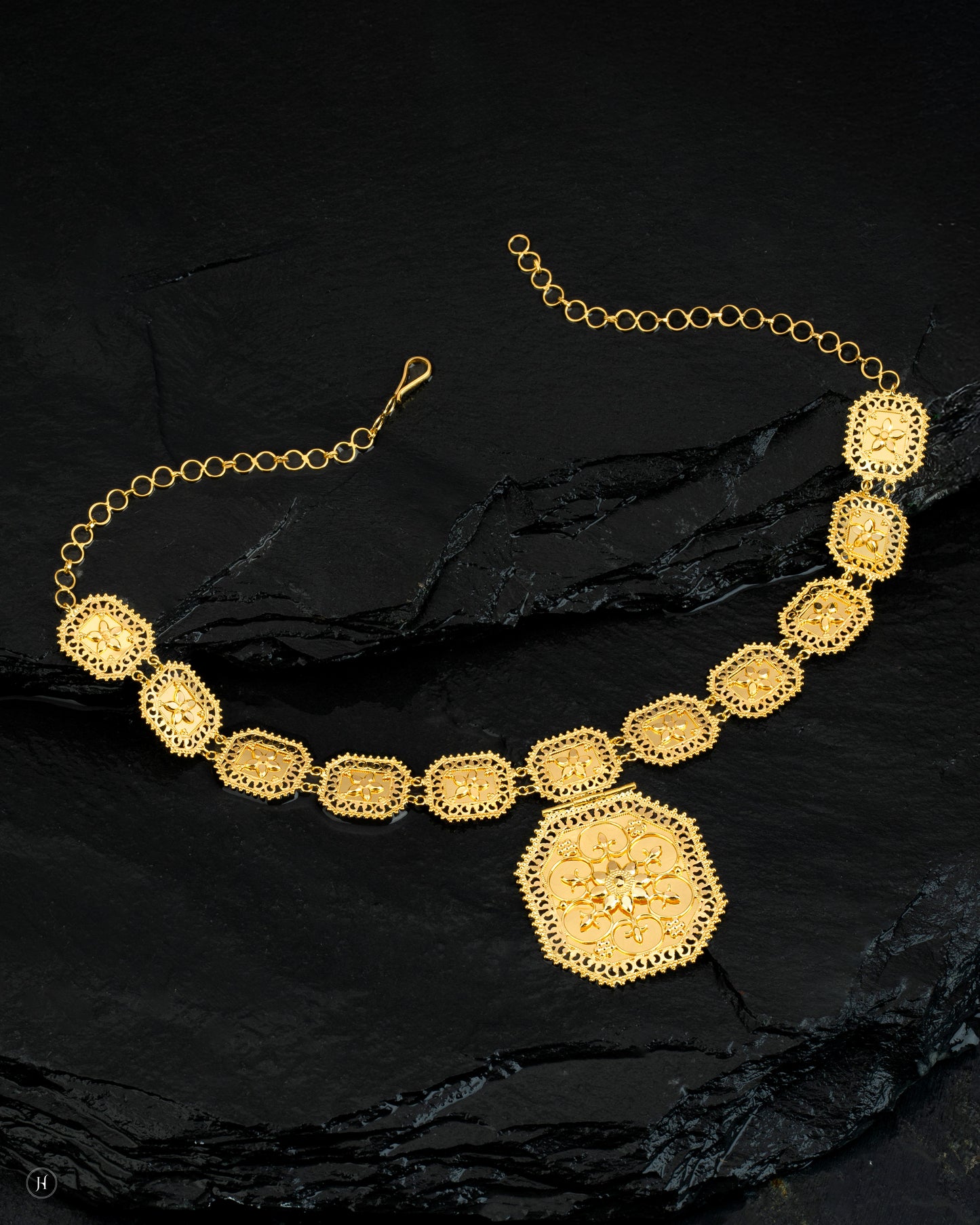 This 21K yellow gold Bahraini jewelry set features an intricate octagon pendant with fine filigree work and floral details. The necklace is made with linked square and diamond-shaped motifs, giving it a rich traditional look. Matching drop earrings and a ring complete the set.

A classic Khaleeji design ideal for weddings, festive occasions, or gifting, adding a bold and elegant touch to any outfit.