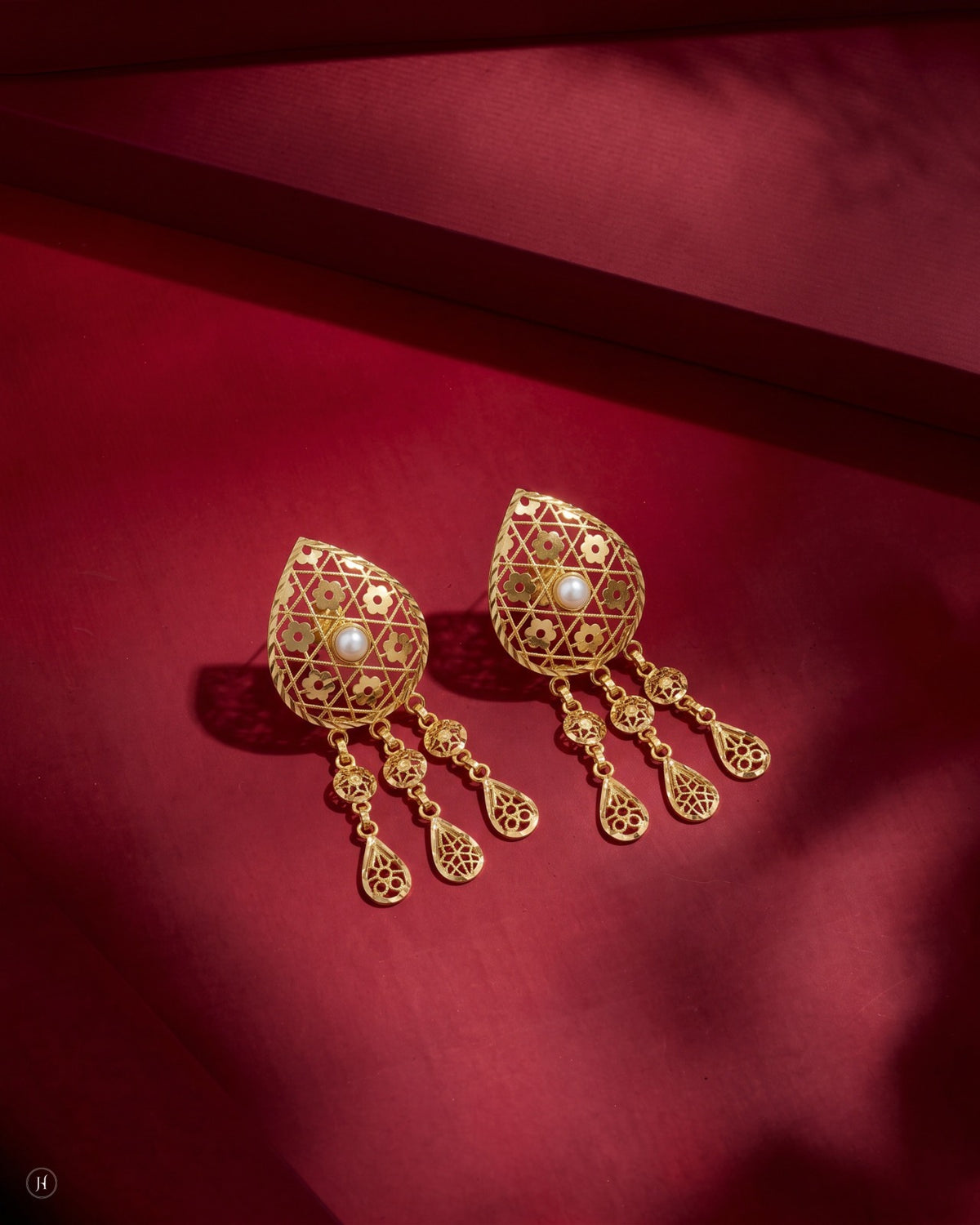 21K yellow gold Bahraini pearl teardrop drop earrings matching the long pendant necklace set, freshwater pearl, for Emirati and Khaleeji women, J.H. by Priyansh Jewellery, Dubai, UAE.