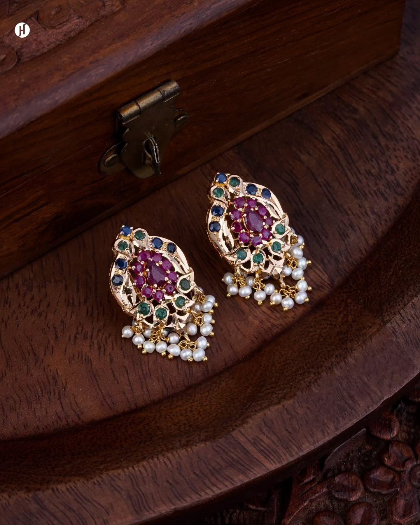 21K yellow gold Pakistani chandelier earrings with ruby, emerald, and sapphire gemstones, freshwater pearl drops, and intricate floral motifs
| أقراط باكستانية شاندلييه من الذهب الأصفر عيار 21 مرصعة بأحجار الياقوت والزمرد والياقوت الأزرق مع لؤلؤ طبيعي ونقوش زهرية دقيقة
