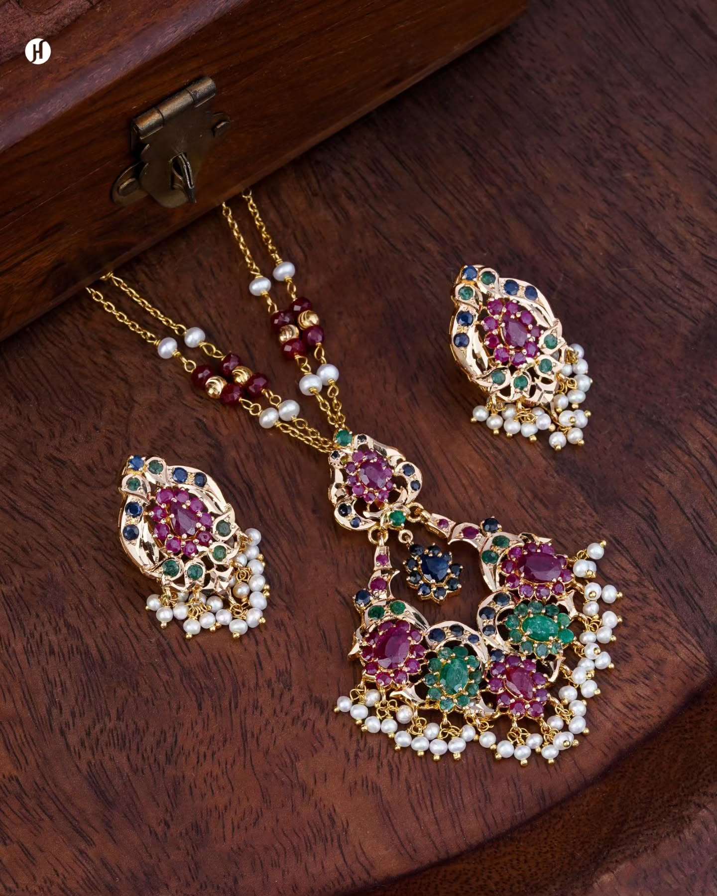 21K yellow gold Pakistani chandelier necklace with ruby, emerald, and sapphire gemstones, freshwater pearl drops, and floral lattice motifs | عقد باكستاني شاندلييه من الذهب الأصفر عيار 21 مرصع بأحجار الياقوت والزمرد والياقوت الأزرق مع لؤلؤ طبيعي ونقوش زهرية