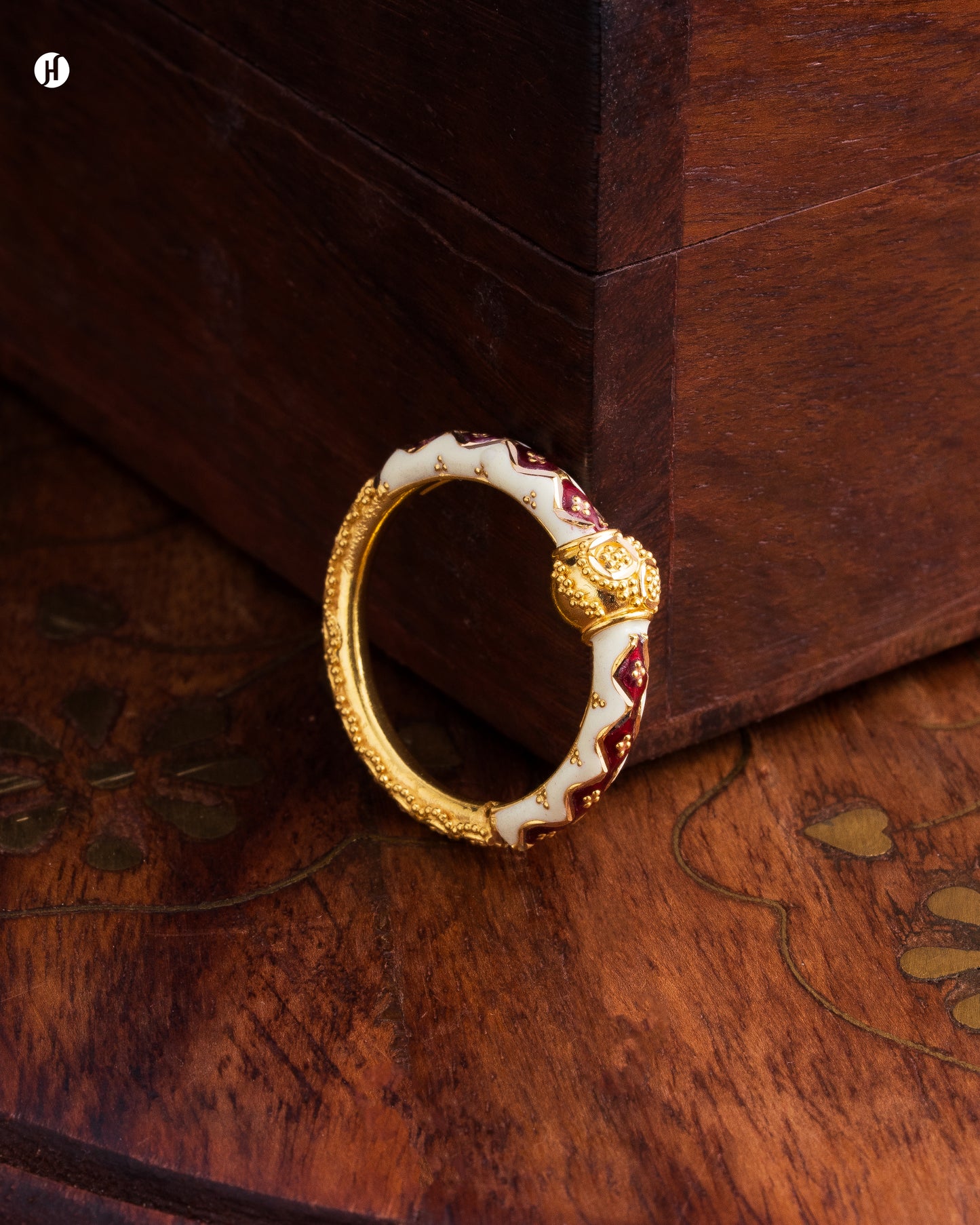 21Karart Yellow Gold Bahraini Cream and Red Meena Ring for ladies in UAE | Online jewellery store