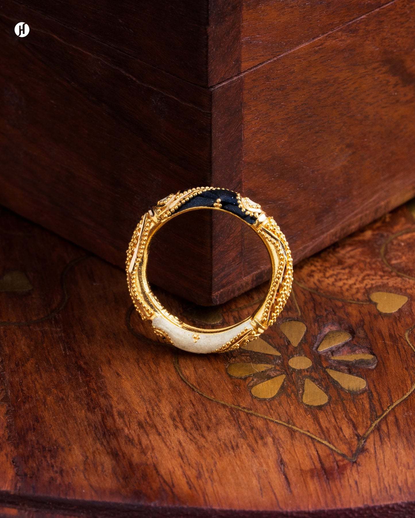 21Karat Yellow Gold Bahraini Black and Cream Meena Round Ring For Her