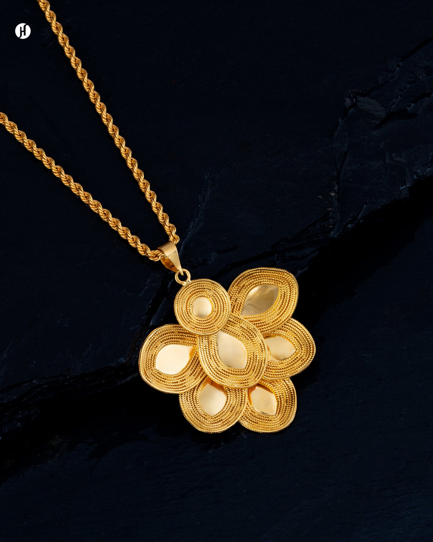 21K Yellow Gold Bahraini Classic Arabian Floral Pendant.
