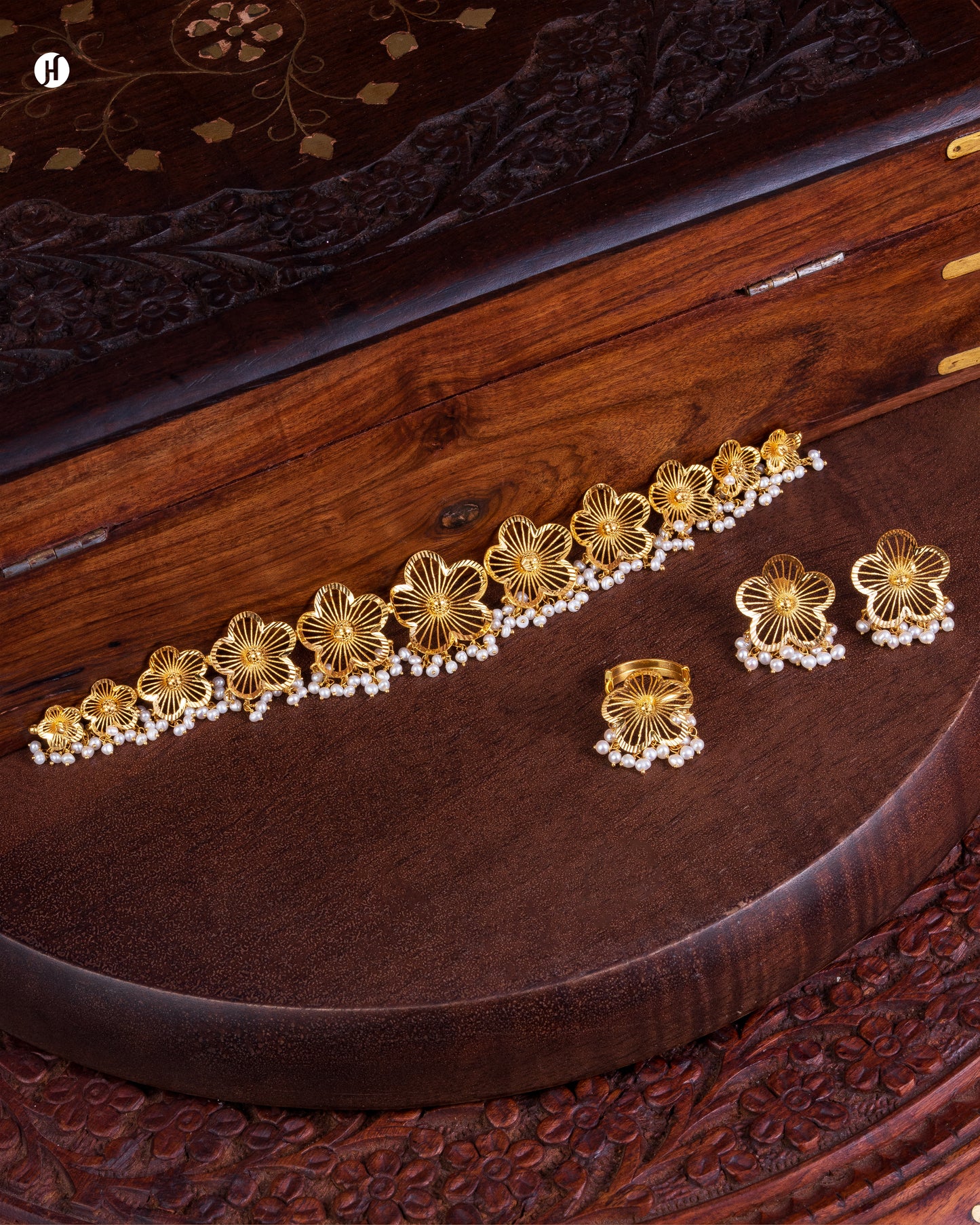 21Karat Yellow Gold Bahraini Flower Choker Set with Pearls for women | online jewellery store in UAE