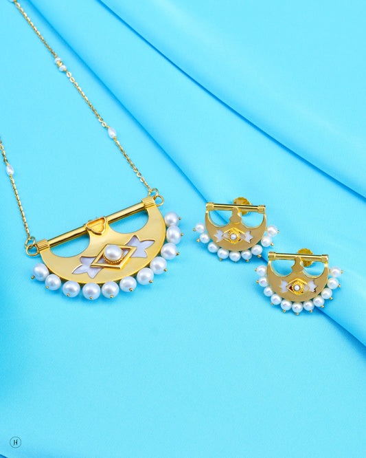 21Karat Yellow Gold Bahraini Half-Moon Pendant Necklace Set | Online Jewellery store for khaleeji women in UAE