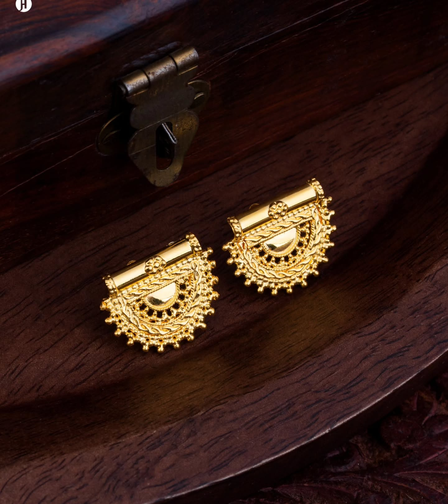 21Karat Yellow Gold Bahraini Half Moon Pendant Earrings | Online Jewellery store for Women in UAE with best price.أقراط متدلية على شكل هلال من الذهب الأصفر عيار 21 قيراطاً على الطراز البحريني | متجر مجوهرات إلكتروني للنساء في الإمارات العربية المتحدة بأفضل الأسعار.