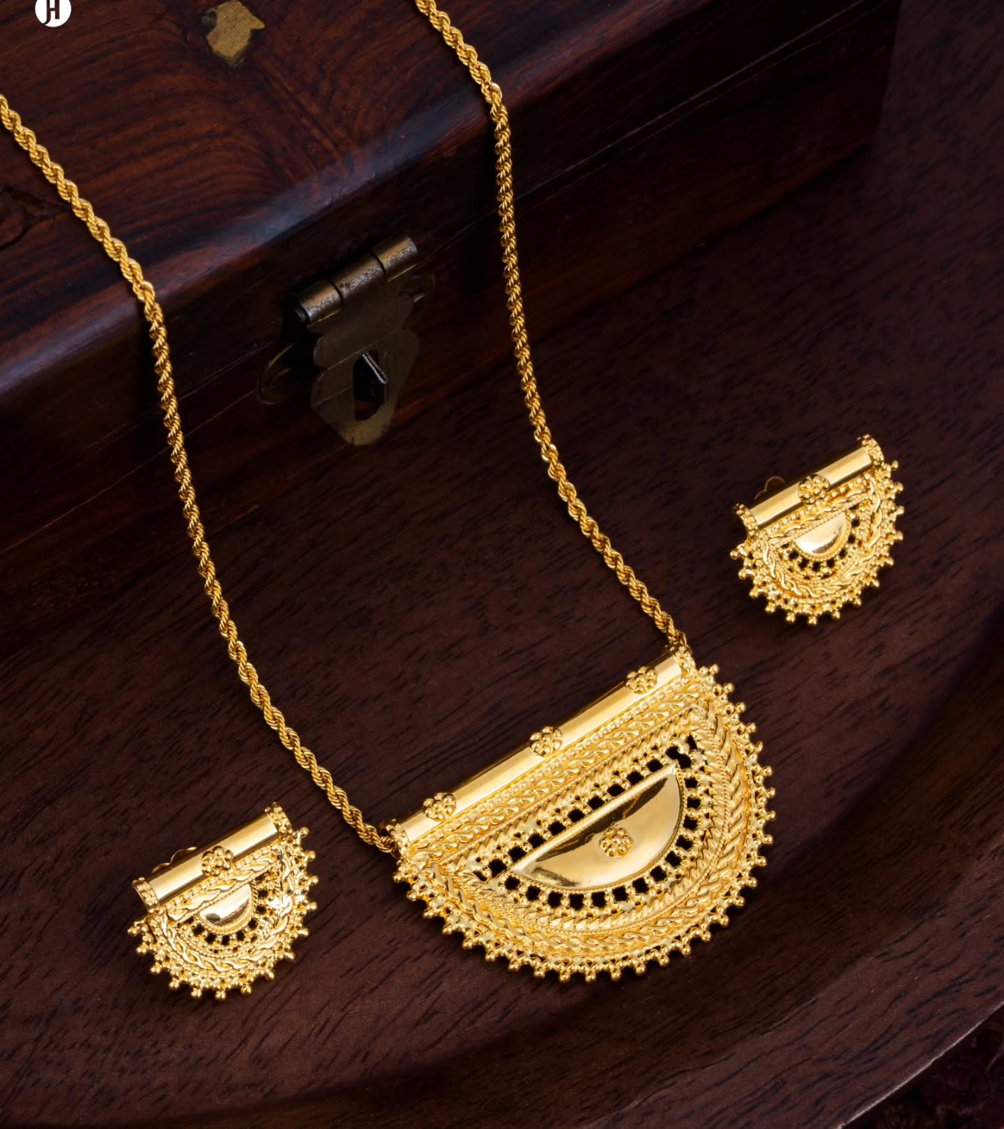 21Karat Yellow Gold Bahraini Half Moon Pendant Necklace Set | Online Jewellery store for Women in UAE with best price.