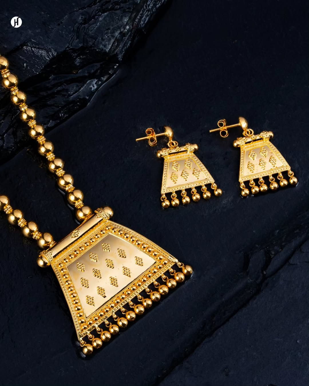 21Karat Yellow Gold Bahraini Heritage Trapeze Pendant Necklace Set | Online Jewellery Store in UAE.