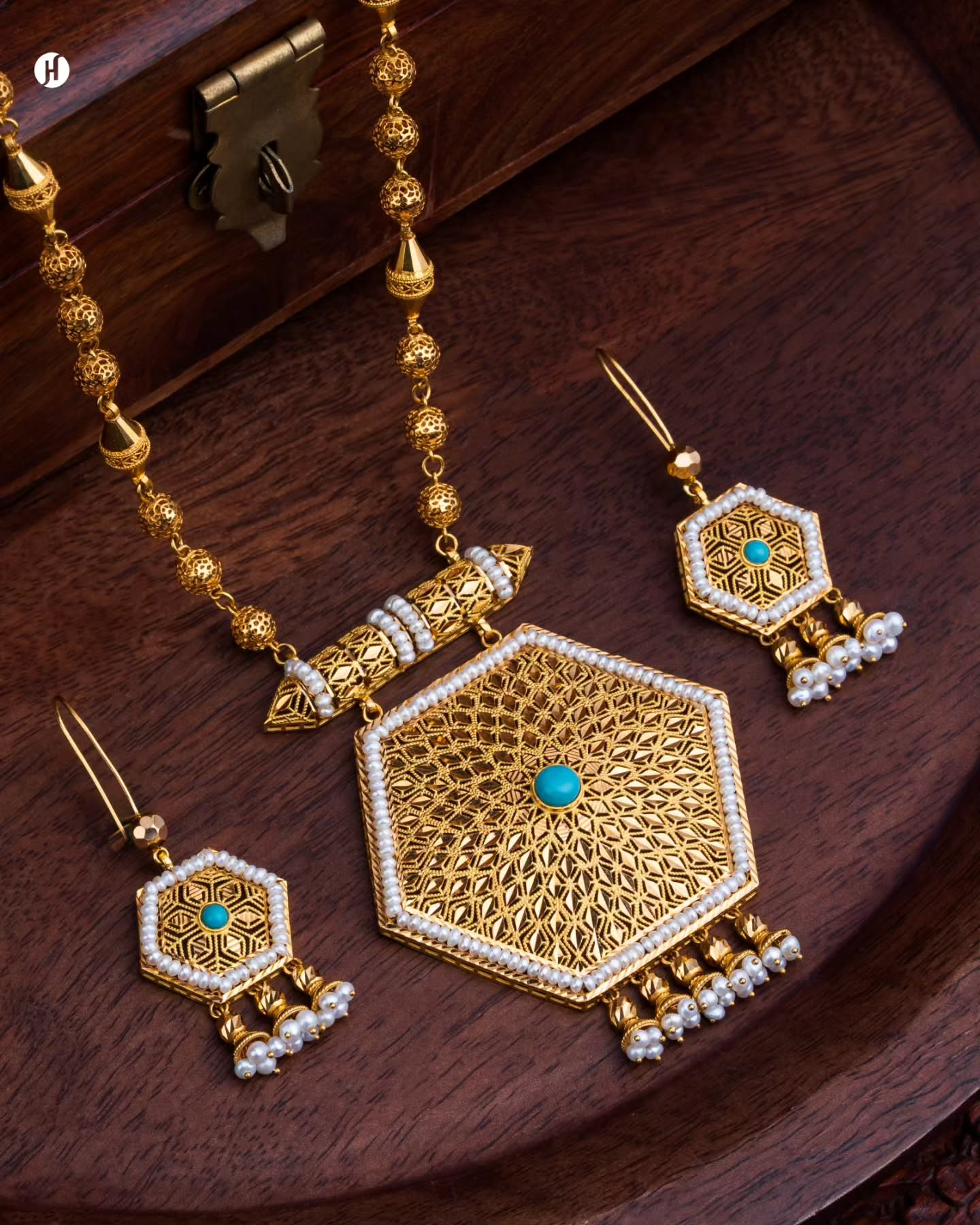 21Karat Yellow Gold Bahraini Hexagon Pearl Necklace Set